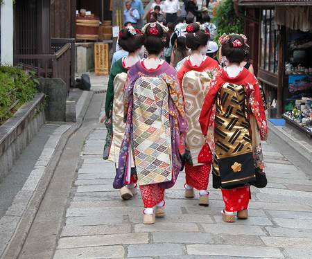 Groupe de femmes déguisées en Geishas, Kyoto
