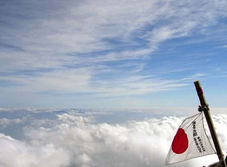 Drapeau japonais flottant au sommet du mont Fuji