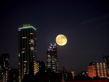 Pleine lune sur le quartier des affaires de Tokyo