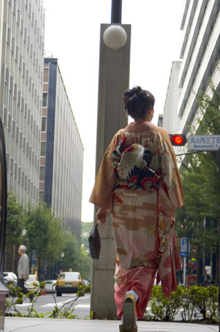 Femme en kimono dans un centre d'affaires de Tokyo