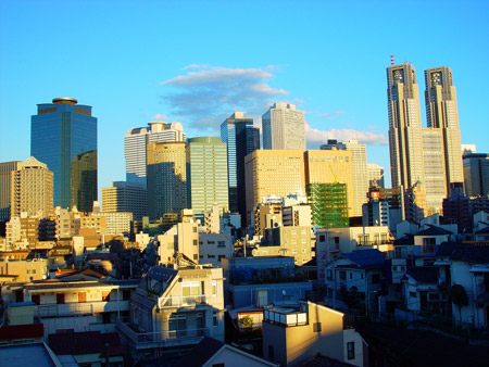 Fin de journée sur les gratte-ciel de Tokyo