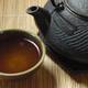 Théière et tasse de thé vert